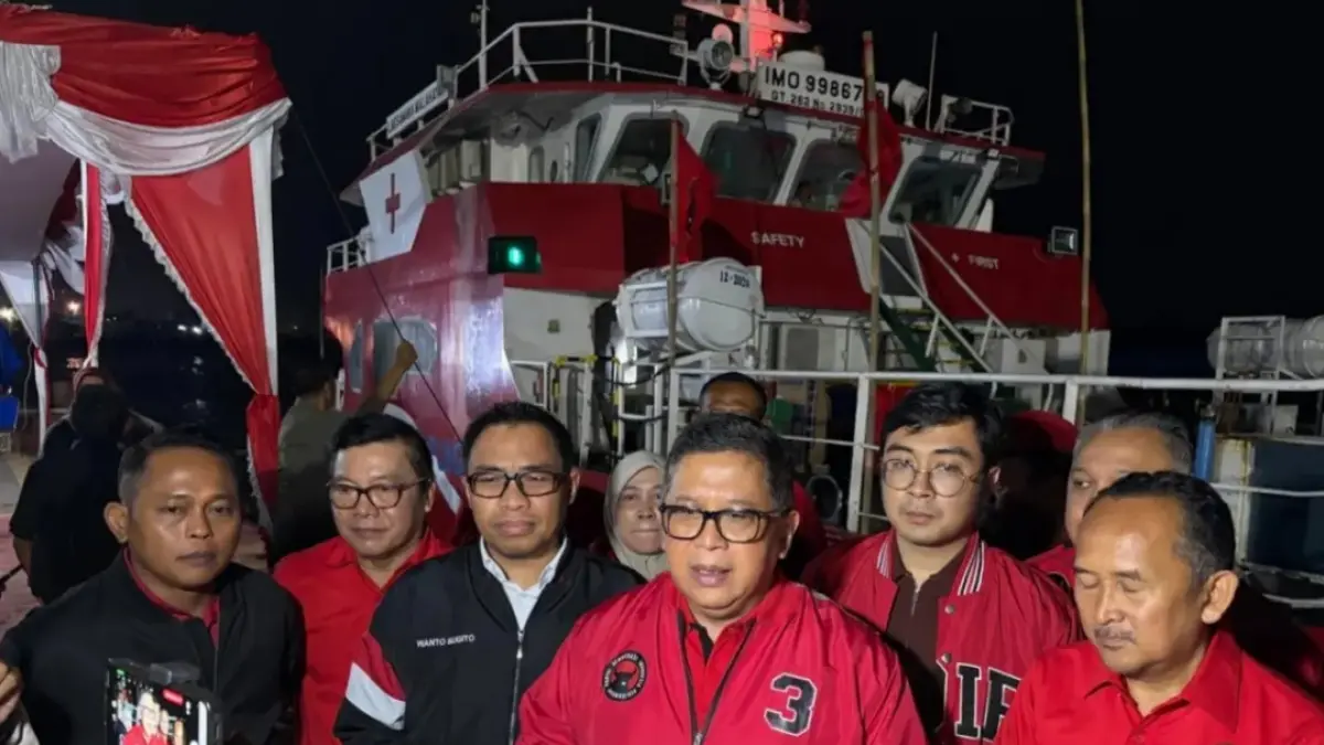 Sekretaris Jenderal (Sekjen) PDI Perjuangan Hasto Kristiyanto usai melepas Kapal Laksamana Malayahati menuju NTT di Cilegon, Banten, Kamis malam (20/8/2026). (Muhamad Ridwan/JawaPos.com)