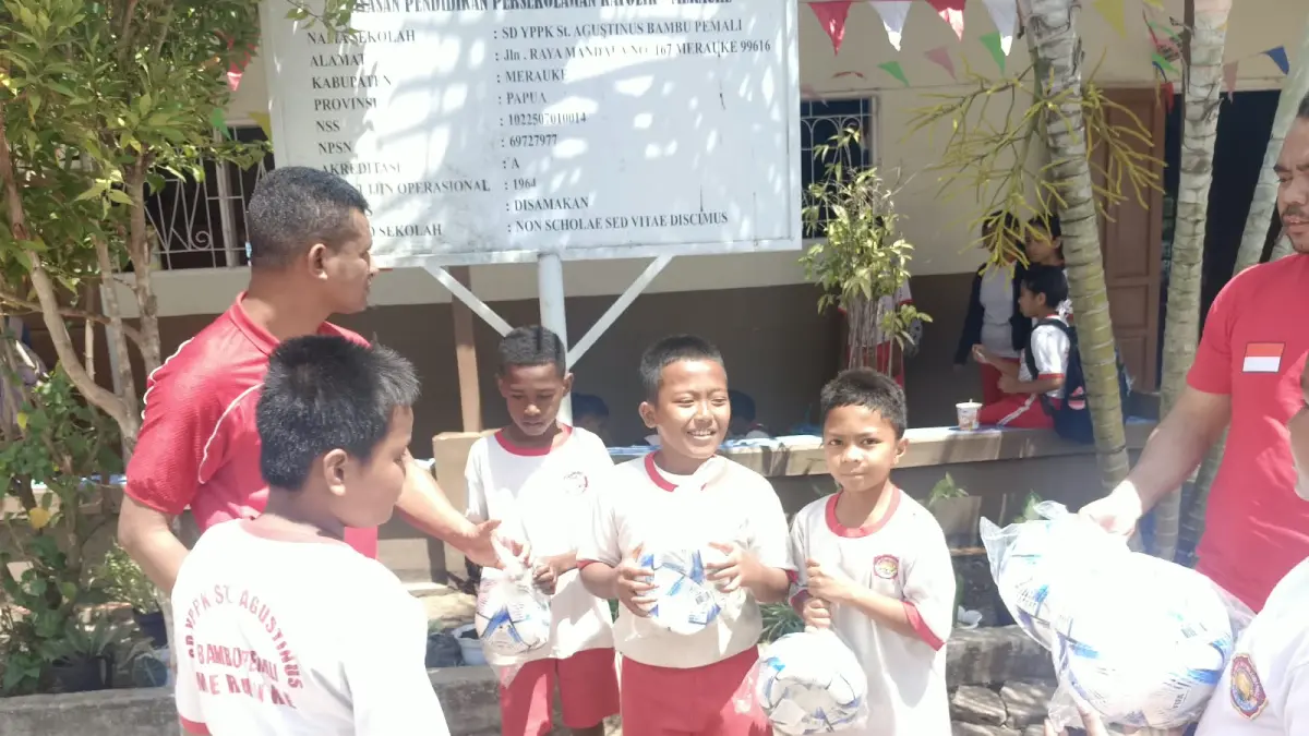 Sekretaris Umum Asprov PSSI Papua Selatan Arnold Rudolf menyerahkan bantuan bola dari FIFA 4 School diterima SD YPPI Santo Agustinus Bampel Merauke, Jumat (21/8/2026)&nbsp;

(CEPOSONLINE.COM/SULO)&nbsp;
