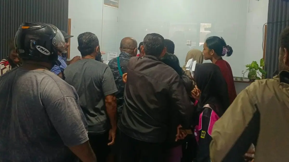 Warga saat antre di kasir untuk memesan air tanki Perumda Jereukom Merauke, Jumat (21/8/2026). (CEPOSONLINE.COM/SULO)&nbsp;
