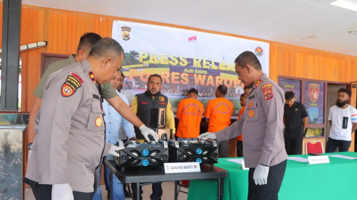 Kapolres Waropen AKBP Tofan Irdiyanto, didampingi Wakapolres Waropen Kompol Soeparmanto, S.H., dan Kasat Reskrim Polres Waropen IPTU I Made Budi Dumariawan, S.H mengungkap kasus laporan warga terkait pencurian pada Gudang Toko Elektronik di Waropen. (CEPOSONLINE.COM/ISMAIL)