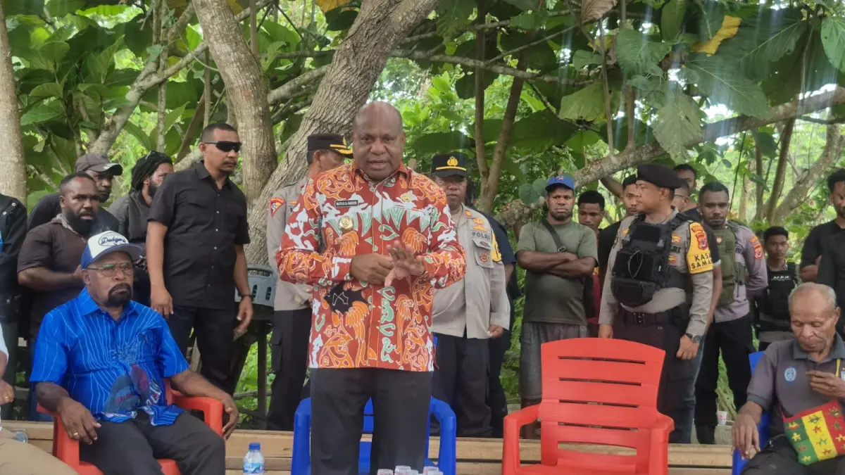 Gubernur Provinsi Papua, Matius Fakhiri saat bernegosiasi bersama para Ondoafi dan masyarakat yang melakukan palang di jalan alternatif dari Kelebouw - Nendali, yang juga menutup jalan masuk Khalkote, Sabtu (22/8/2026).
(CWPOSONLINE.COM_ROHANA WENGGI)