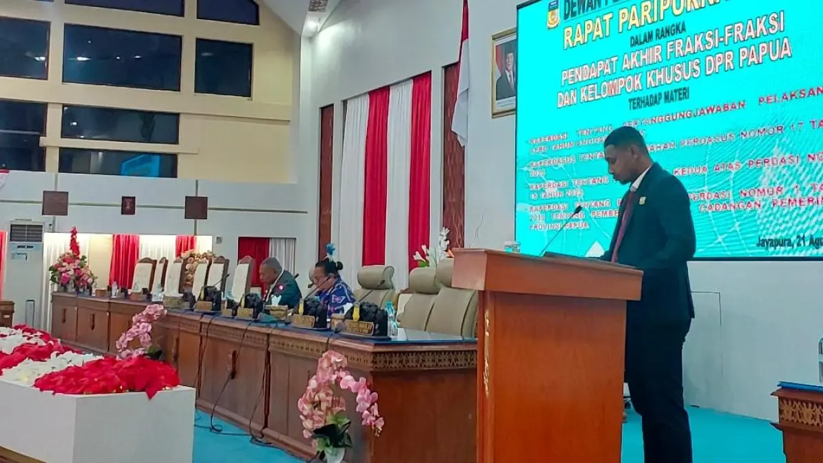 Jefri Hendri Bisai, saat membacakan pandangan Akhir Fraksi GAP terhadap 4 Raperda yang ditetapkan pada Rapat Paripurna, Jumat (21/8/2026). (CEPOSONLINE.COM/KAREL)