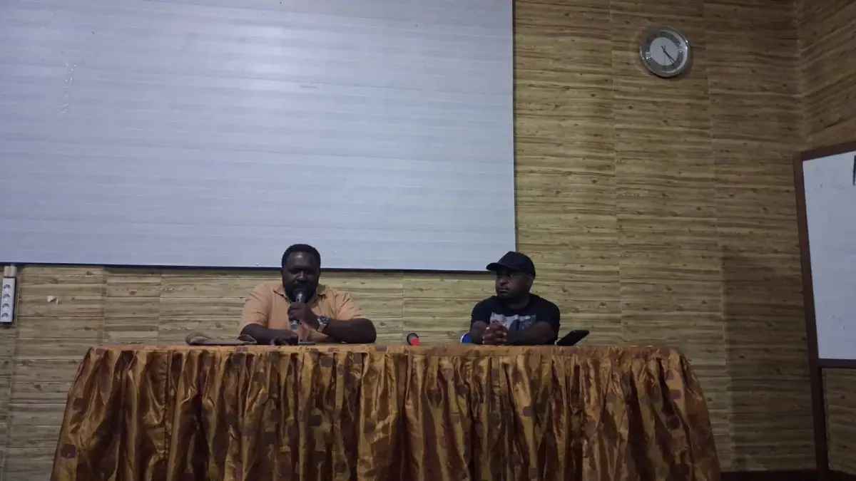 Juru bicara Gubernur Papua Tengah, Emanuel You &nbsp;(Kiri) didampingi Koordinator Media Pemprov Papua Tengah, Abeth Abraham You (Kanan) &nbsp;saat menyampaikan konferensi pers di Ruang Studio Gereja KSK Bukit Meriam Nabire, Sabtu, (22/8/2026). (CEPOSONLINE.COM/ISTIMEWA)