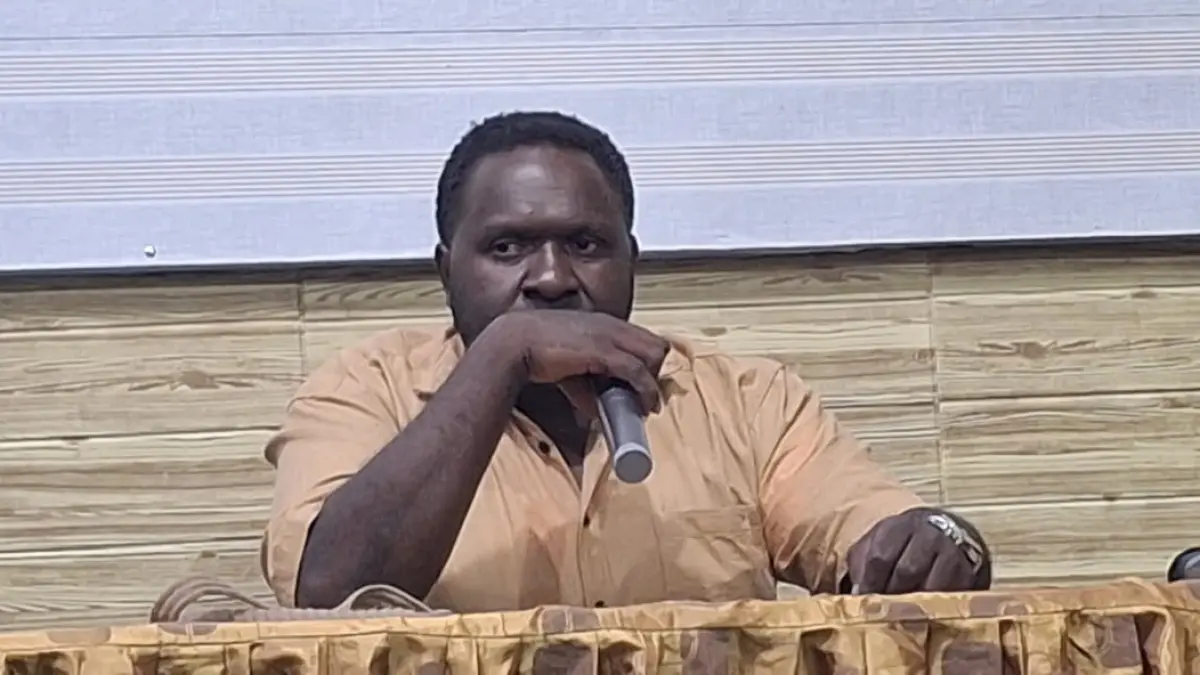 Juru bicara Gubernur Papua Tengah, Emanuel You saat menyampaikan konferensi pers di Ruang Studio Gereja KSK Bukit Meriam Nabire, Sabtu, (22/8/2026). (CEPOSONLINE.COM/ISTIMEWA)
