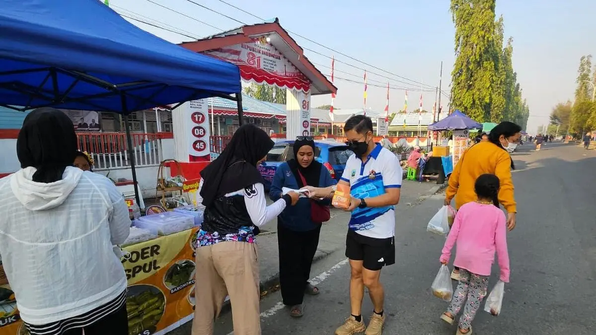 Kepala Dinas Kesehatan Papua Tengah, Agus Chen saat membagikan &nbsp;Masker di Area Car Free Day di Jalan pemuda Nabire, Sabtu, (22/8/2026). (CEPOSONLINE.COM/ISTIMEWA)
&nbsp;