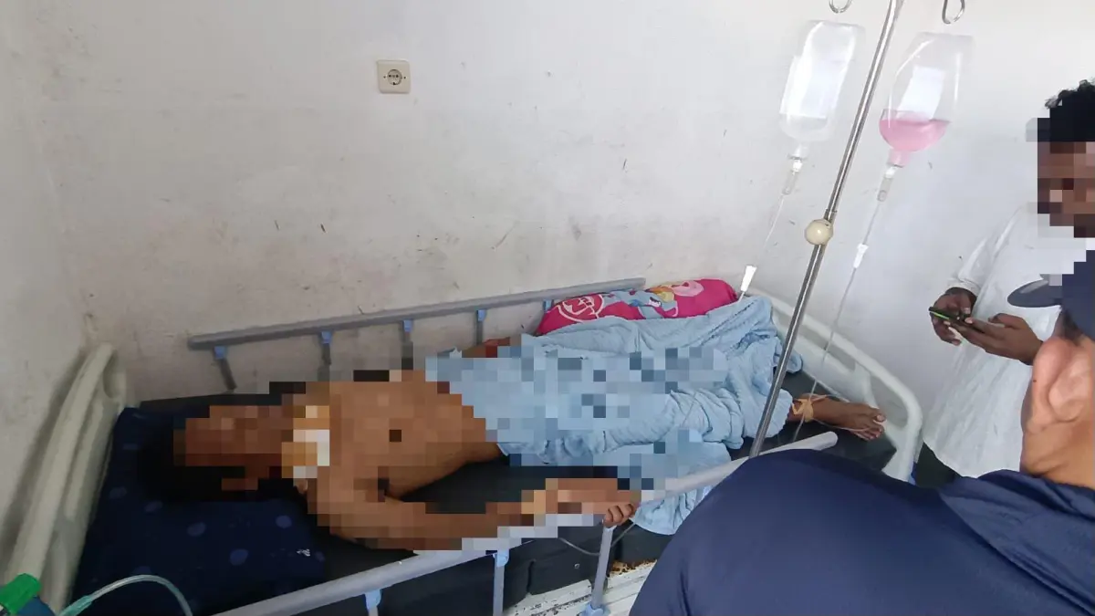 Kondisi korban penganiayaan berat setelah mendapat penanganan medis di rumah sakit. (Foto: CEPOSONLINE.COM/ISTIMEWA).