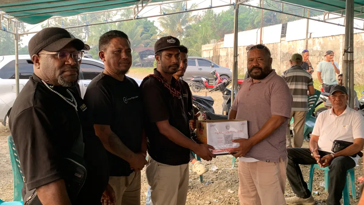 Penyerahan hasil galang dana oleh Fomika kepada pengurus Ikatan Kerukunan Flobamora di Posko lapangan Timika Indah, Sabtu sore (22/8/2026), ( CEPOSONLINE.COM/MOH. WAHYU WELERUBUN).