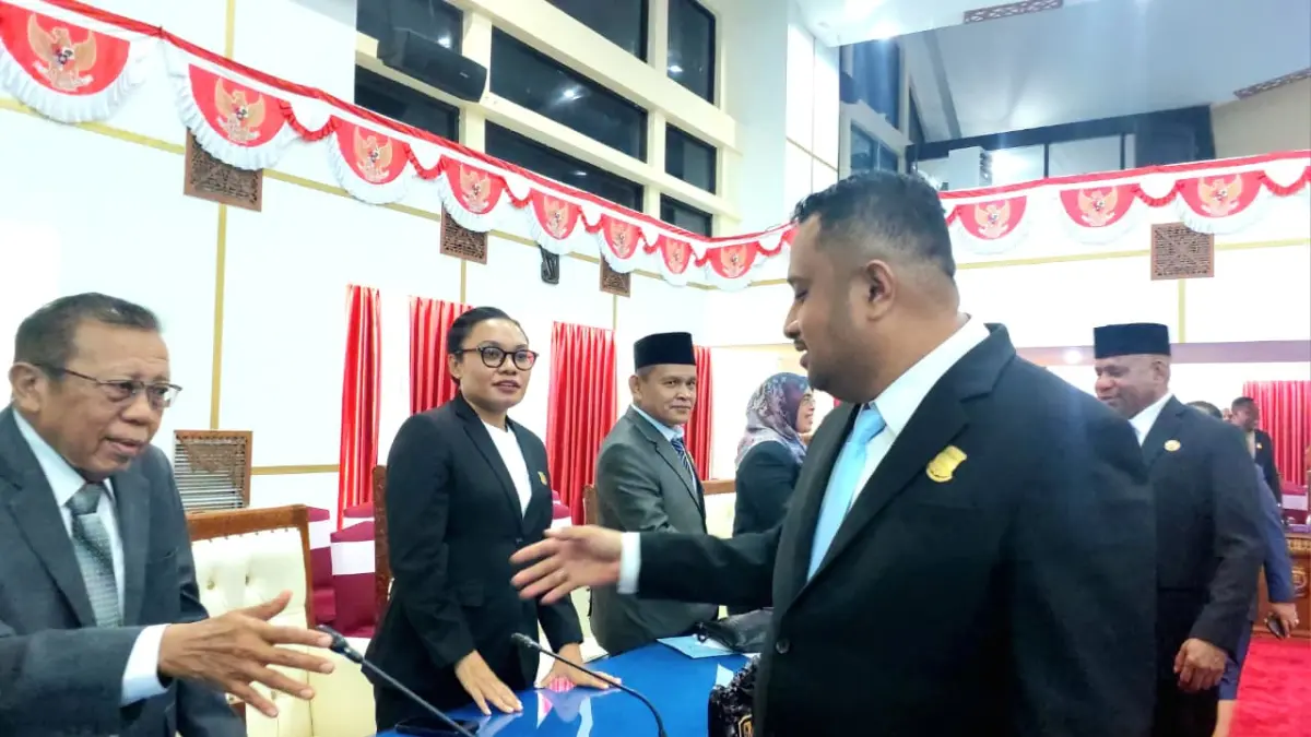 Pimpinan Sidang bersama Gubernur dan segenap Forkopimda memberikan ucapan selamat kepada Junaedi Rahim yang ditunjuk sebagai Wakil Ketua III DPRP menggantikan Supryadi Laling, usai Sidang Paripurna, Jumat, (21/8/2026) (CEPOSONLINE.COM/KAREL)