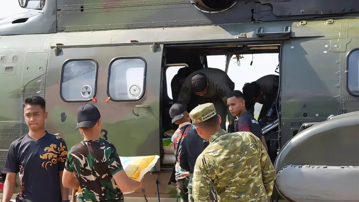 Proses muat bantuan makanan oleh aparat TNI di Terminal Cargo Bandara Mozes Kilangin Timika, Jumat, 21 Agustus 2026. (CEPOSONLINE.COM/ISTIMEWA).
