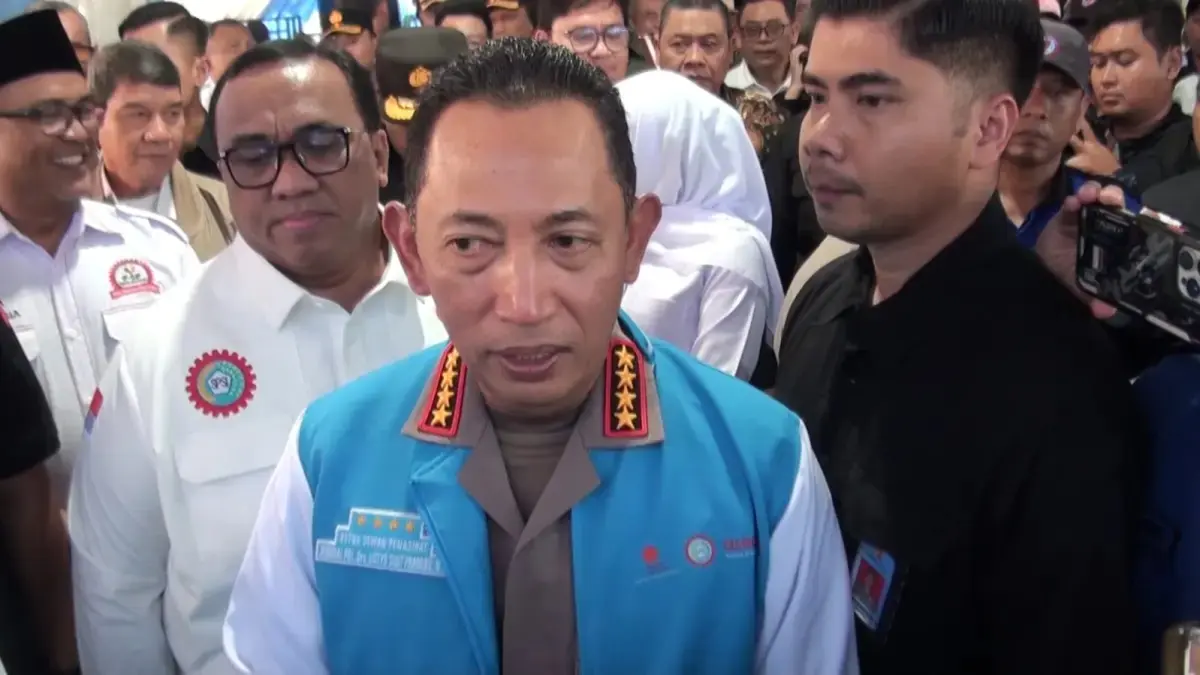 FASILITASI: Kapolri Jenderal Polisi Listyo Sigit Prabowo saat bertemu buruh di Gedung DPD KSPSI AGN Jatim. Polri akan mengawal buruh lewat Desk Ketenagakerjaan. (MAHRUS/RADAR SURABAYA)