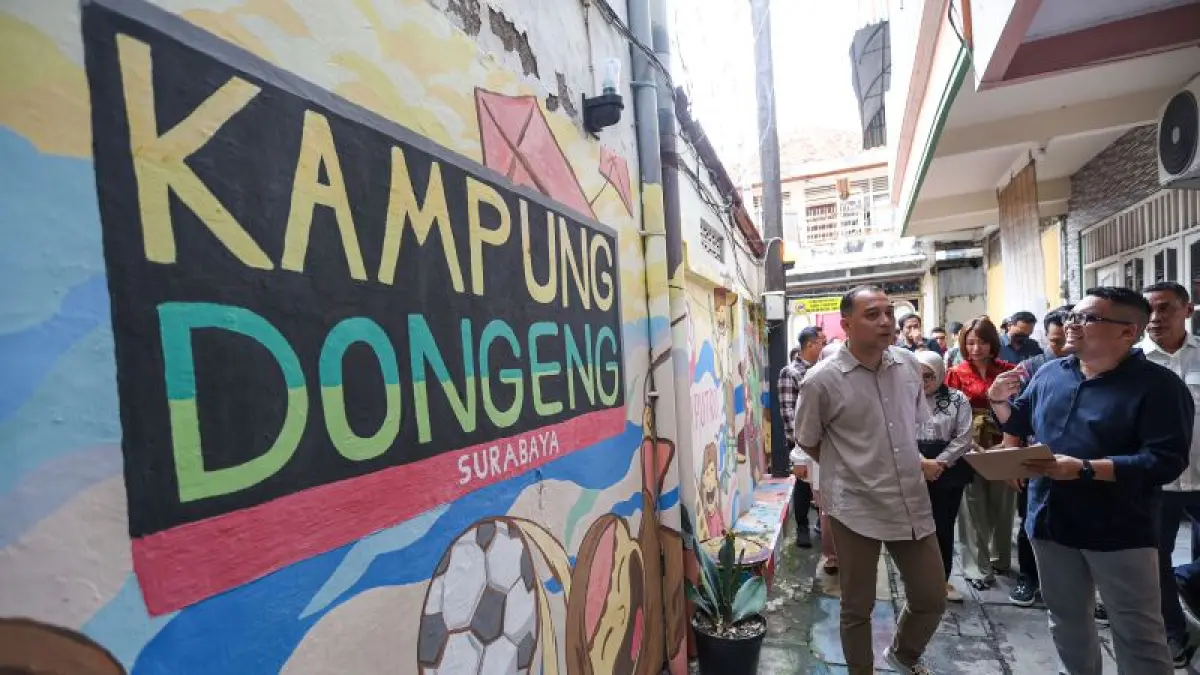 Wali Kota Surabaya Eri Cahyadi (tengah) didampingi jajaran terkait menyusuri gang berhias mural edukasi "Kampung Dongeng Surabaya" saat meninjau Kampung Pancasila di Balai RW 9 Lemah Putro, Surabaya, Jawa Timur beberapa waktu lalu. (ANTARA/HO-Diskominfo Surabaya)