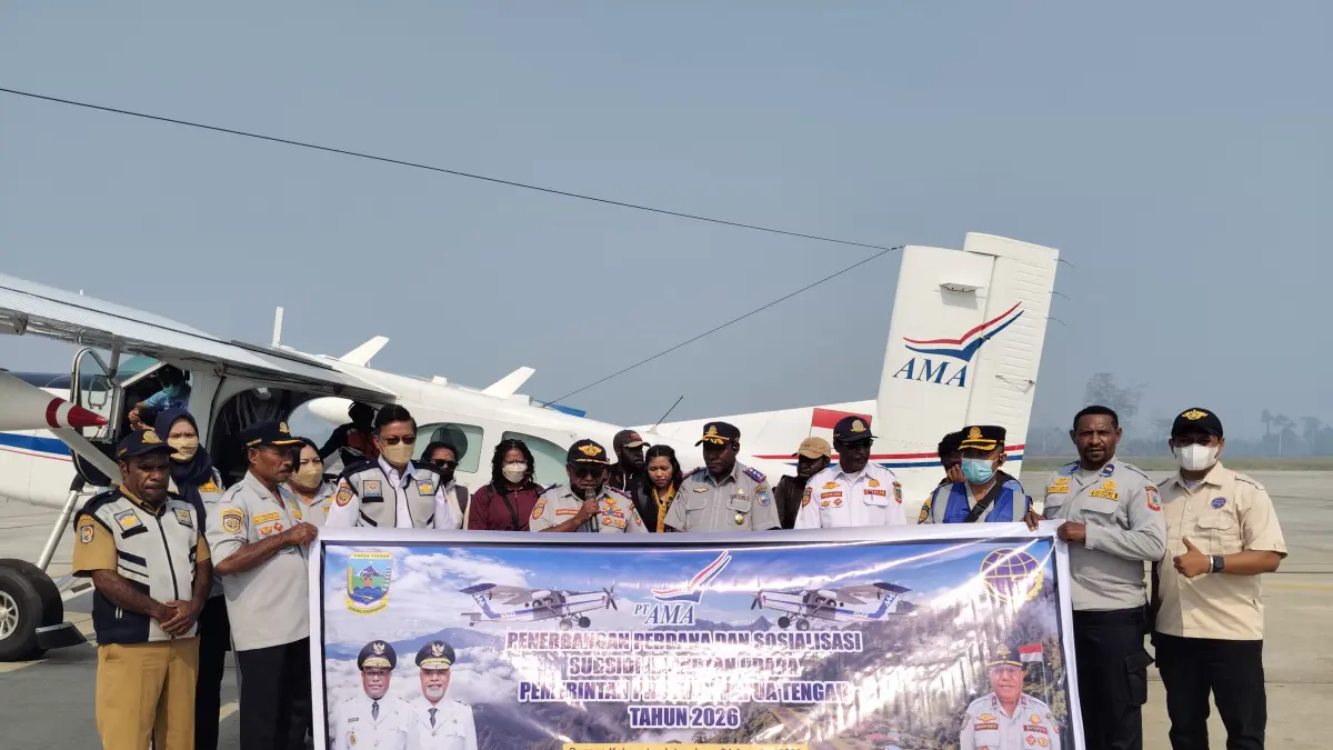 Dinas perhubungan Papua Tengah foto bersama saat melepas pesawat pilatus terbang melayani rute subsidi di Papua Tengah. (CEPOSONLINE.COM/HUMAS PEMPROV)&nbsp;