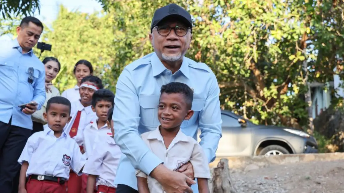 Menko Bidang Pangan Zulkifli Hasan berpose dengan pelajar SD saat meninjau kesiapan aktivasi Satuan Pelayanan Pemenuhan Gizi (SPPG) di Kabupaten Sikka, Nusa Tenggara Timur (NTT), pada Rabu (19/8/2026). ANTARA/HO/Humas Kemenko Pangan.