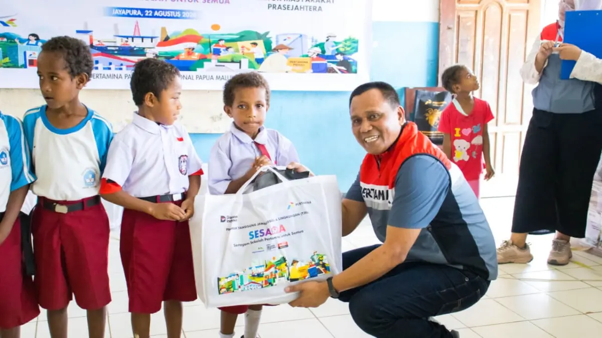 Pelaksanaan Program Tanggung Jawab Sosial dan Lingkungan (TJSL) Pertamina, salurkan bantuan kepada SD-SMP Satu Atap Negeri Doromena, Distrik Depapre, Kabupaten Jayapura,Sabtu (22/8/2026).
(CEPOASONLINE.COM/PERTAMINA)