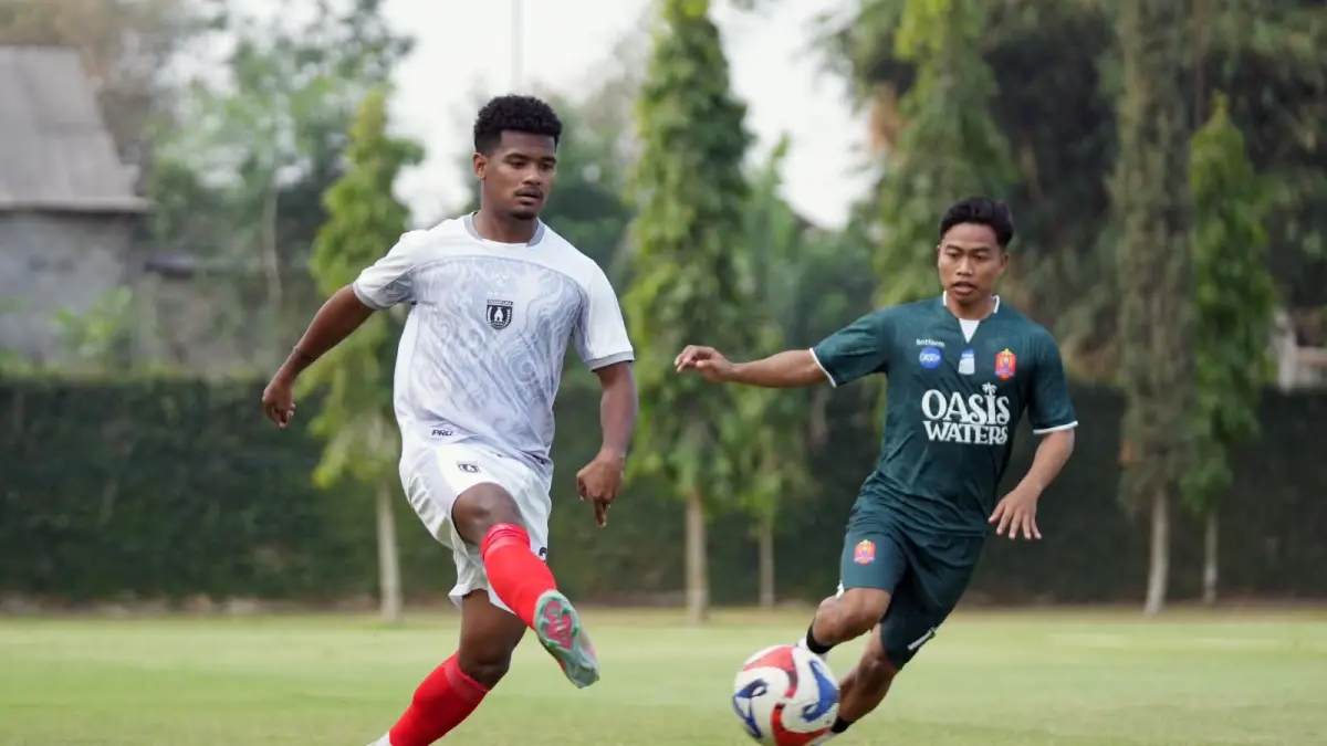 Pemain Persipura, Ramai Rumakiek saat berduel dengan pemain Persijap Jepara dalam laga ujicoba kontra Persijap di Soccer Field Lestarindo, Boyolali, Sabtu (22/8/2026). ( CEPOSONLINE.COM/ISTIMEWA)