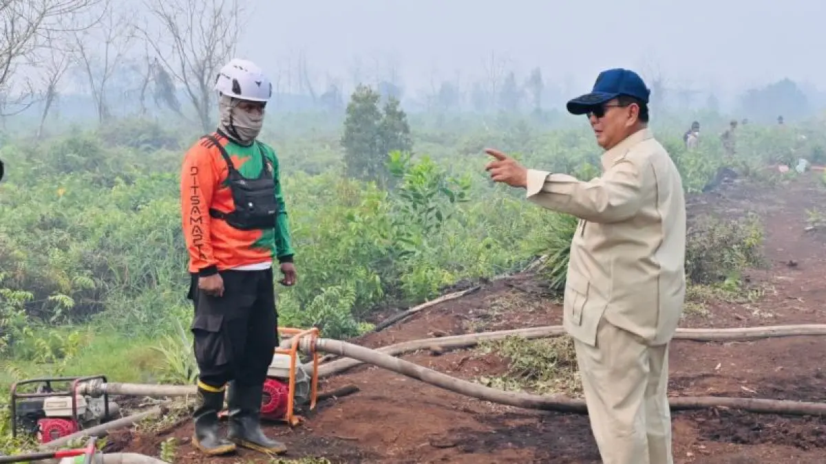 Presiden Prabowo Subianto mengunjungi salah satu lokasi terdampak kebakaran di Desa Limbung, Kabupaten Kubu Raya, Kalimantan Barat, Sabtu (22/8/2026). (ANTARA/HO-BPMI Sekretariat Presiden)