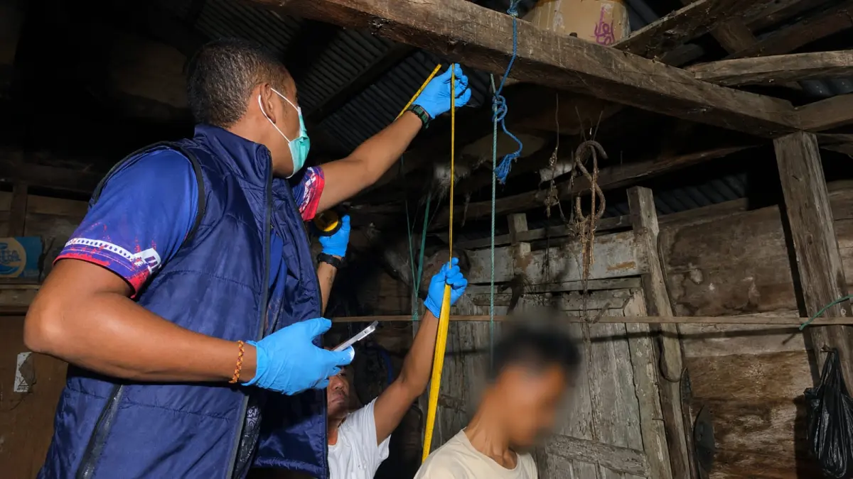Satuan Reserse Kriminal Polres Merauke saat melakukan olah TKP terhadap seorang warga Semanggga yang ditemukan tewas tergantung, Senin (24/8/2026) dini hari.&nbsp;
(CEPOSONLINE.COM/HUMAS POLRES MERAUKE)&nbsp;