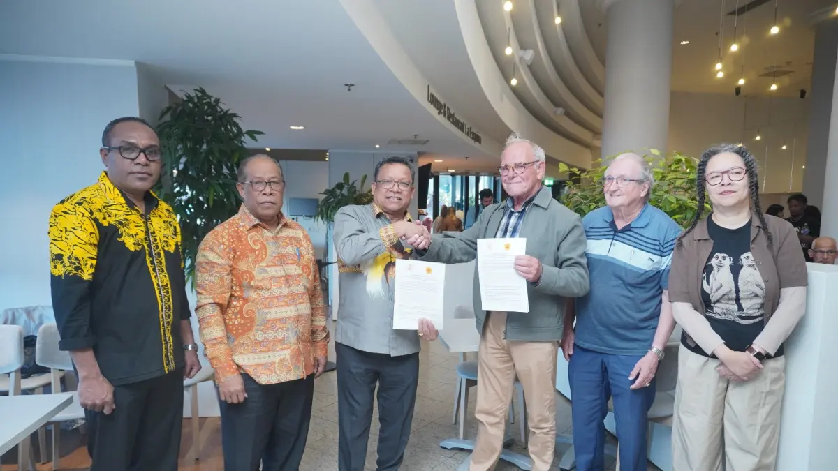Uncen dan PACE Collection Foundation saat melakukan penandatanganan Nota Kesepahaman dokumen bersejarah Papua, Senin (24/8/2026).
(CEPOSONLINE.COM/HUMAS UNCEN)