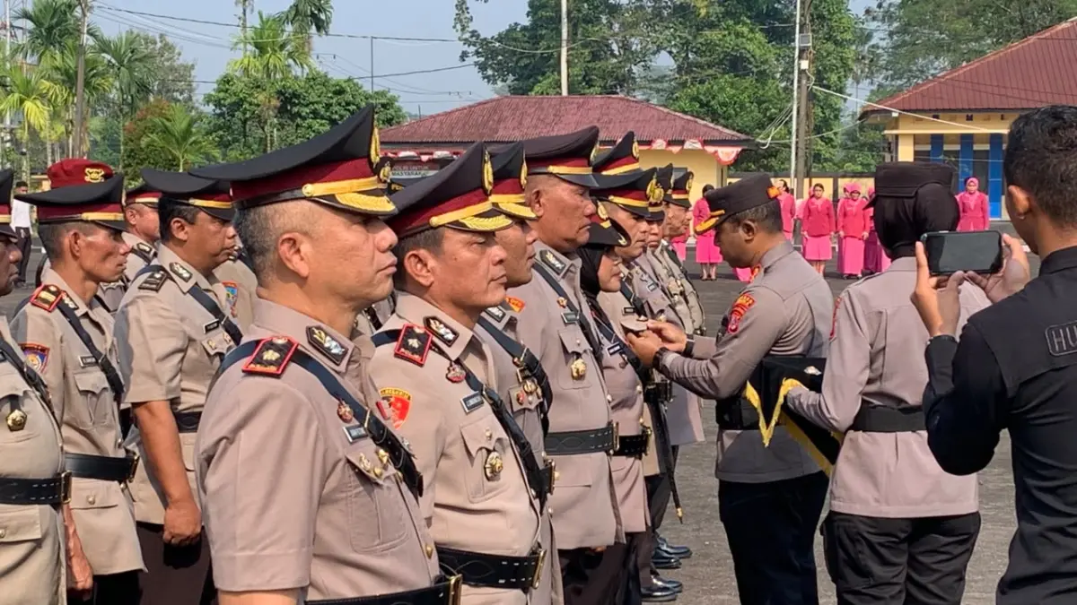 Upacara serah terima jabatan yang berlangsung di Lapangan Mapolres Mimika, Jalan Agimuga, Mile 32, Mimika, Papua Tengah, Senin (24/6/2026). (Foto: CEPOSONLINE.COM/MOH. WAHYU WELERUBUN).