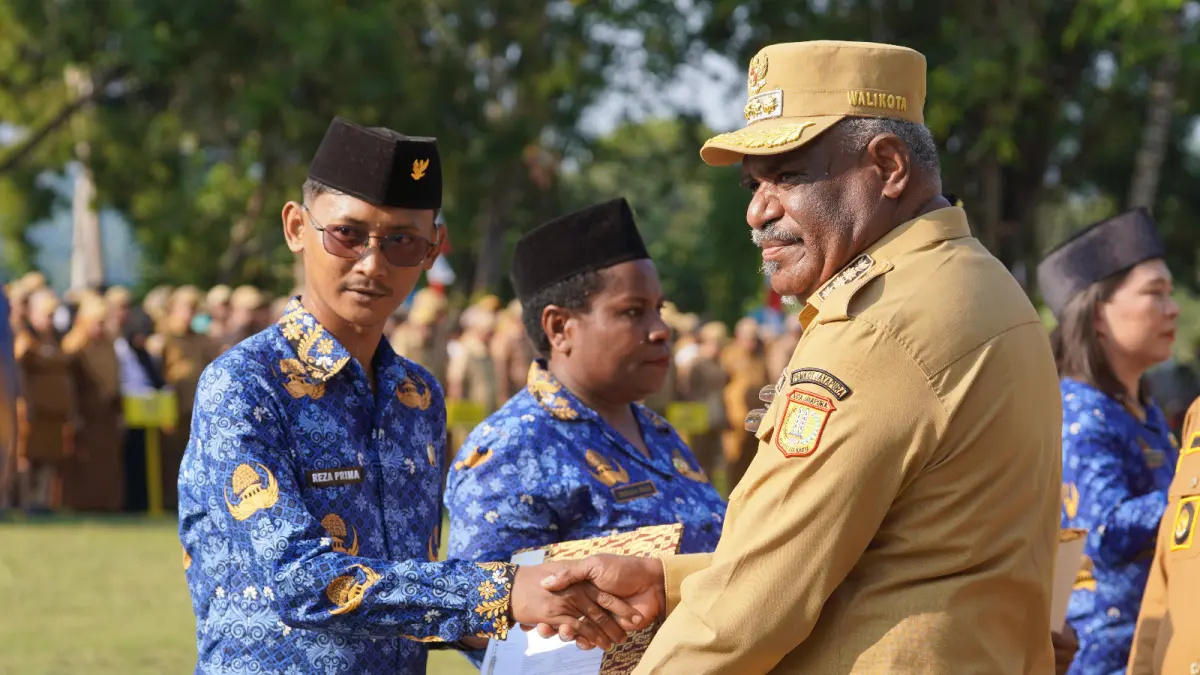 Wali Kota Jayapura, Dr. Abisai Rollo saat penyerahan SK PNS kepada sejumlah ASN dalam apel gabungan yang digelar, Senin (24/8/2026).(CEPOSONLINE.COM/TAKIM)