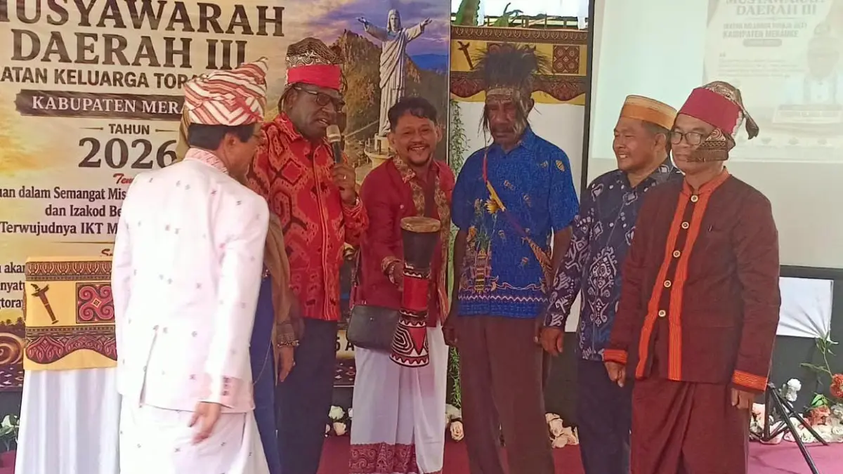 Bupati Merauke Yoseph Bladib Gebze, Wabup Fauzun Nihayah, Ketua KKSS Papua Selatan Fadly Burhan, Ketua IKT Papua Selatan Yansen Banny, Ketua IKT Merauke Adrianus dan Ketua LMA Mbuti saat buka Musda III IKT Kabupaten Merauke, Selasa (25/8/2026)&nbsp;




(CEPOSONLINE.COM/SULO)&nbsp;