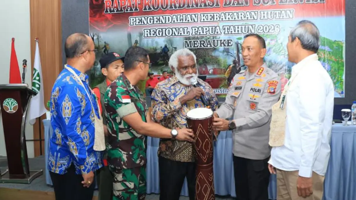 Wakil gubernur Papua Selatan Paskalis Imadawa bersama stakeholder lainnya saat membuka Rapat Koordinasi dan Supervisi Pengendalian Kebakaran Hutan Regional Papua Tahun 2026 yang digelar di Merauke, Provinsi Papua Selatan, Senin (24/8/2026).







(CEPOSONLINE.COM/SULO)&nbsp;&nbsp;