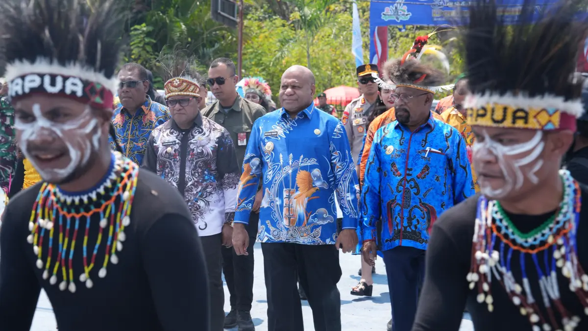 Gubernur Papua, Matius D Fakhiri didampingi Bupati Jayapura, Yunus Wonda saat pembukaan pra Festival Danau Sentani XV 2026 di Kabupaten Jayapura, Selasa (25/8/2026). (CEPOSONLINE.COM/HUMAS PEMPROV).