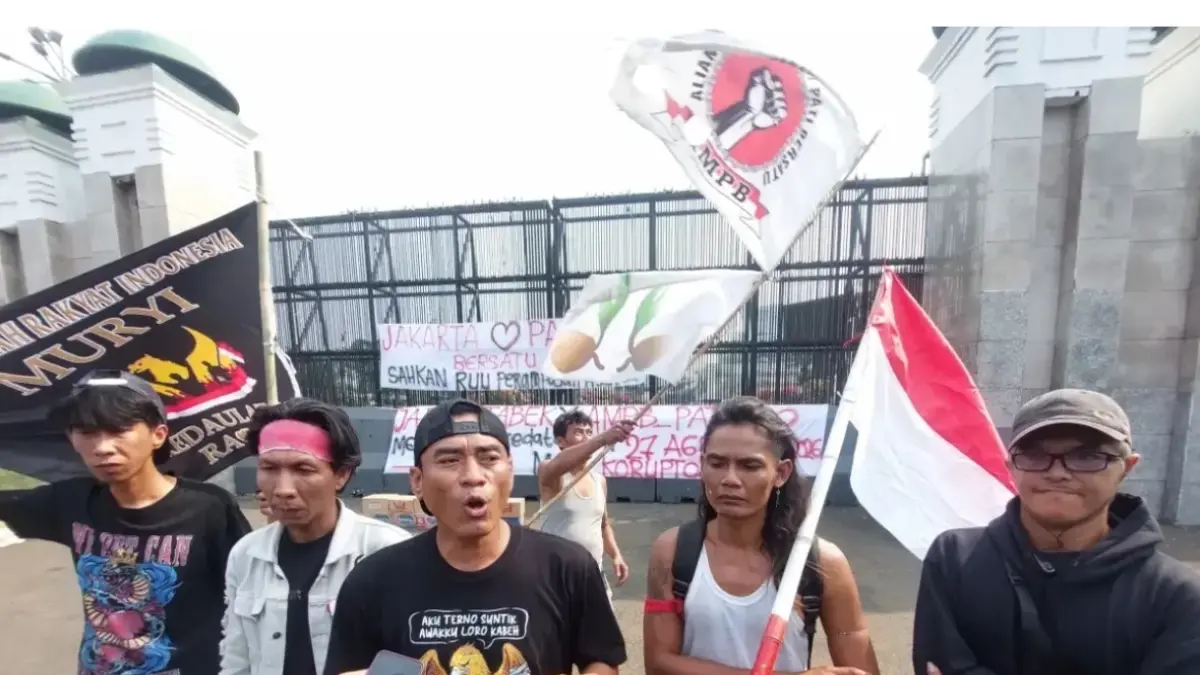 Koordinator AMPB, Supriyono alias Botok, di depan gedung DPR RI, Jumat (21/8/2026). (Ryandi Zahdomo/JawaPos.com)
