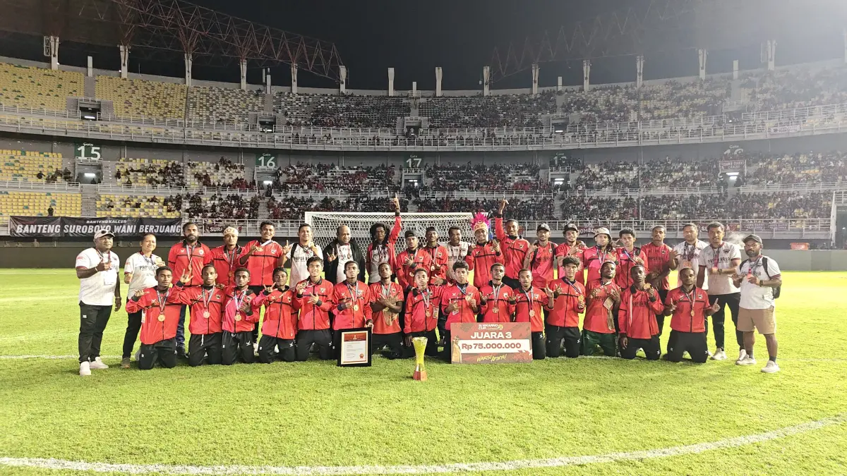 Selebrasi Banteng Papua Raya usai juara 3 di Stadion Gelora Bung Tomo Surabaya Senin (24/8/2026). (CEPOSONLINE.COM/ISTIMEWA)