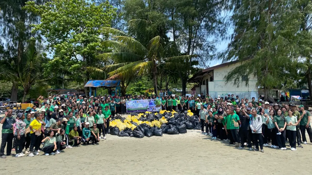 Wadek lll FK Uncen dan jajarannya saat menyerahkan bantuan yang meliputi sejumlah alat kebersihan kepada penjaga pantai di Pantai Hamadi, Selasa (25/8/2026)