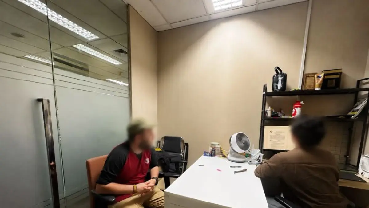 AP (39) warga negara Rusia menjalani pemeriksaan atas pelanggaran keimigrasian terindikasi terlibat publikasi tanpa izin di Wamena, Papua Pegunungan, Sabtu (15/8/2026).(CEPOSONLINE.COM/ANTARA/HO-Humas Ditjen Imigrasi)
