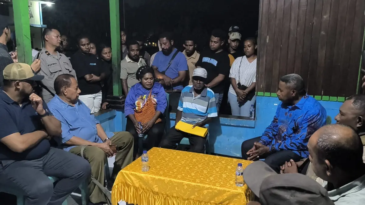 Bupati Waropen F.X Mote saat menyusuri jalan menuju Asrama&nbsp;
Mahasiswa Waropen di Kota Studi Manokwari.&nbsp;