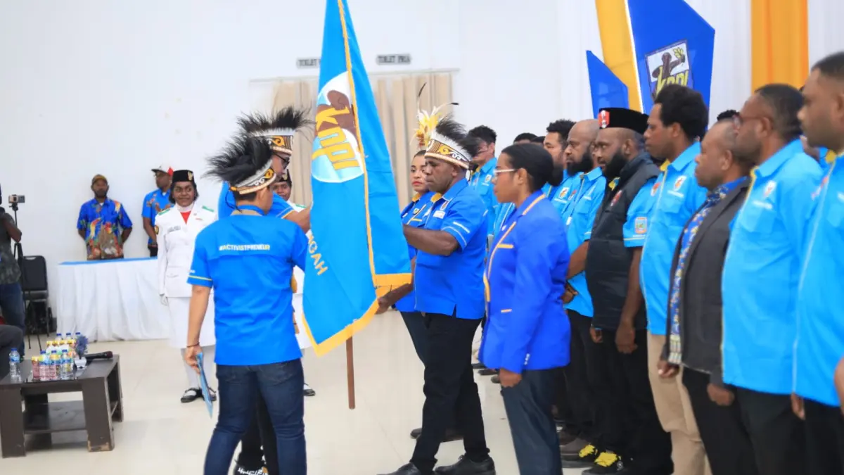 DPP KNPI Pusat, Sekretaris Jenderal DPP KNPI, Almanzo Bonara saat melantik Ketua DPD I KNPI Papua Tengah, Yustinus Tebai. (CEPOSONLINE.COM/DAVID IYAI HUMAS DPD I KNPI PAPUA TENGAH)&nbsp;