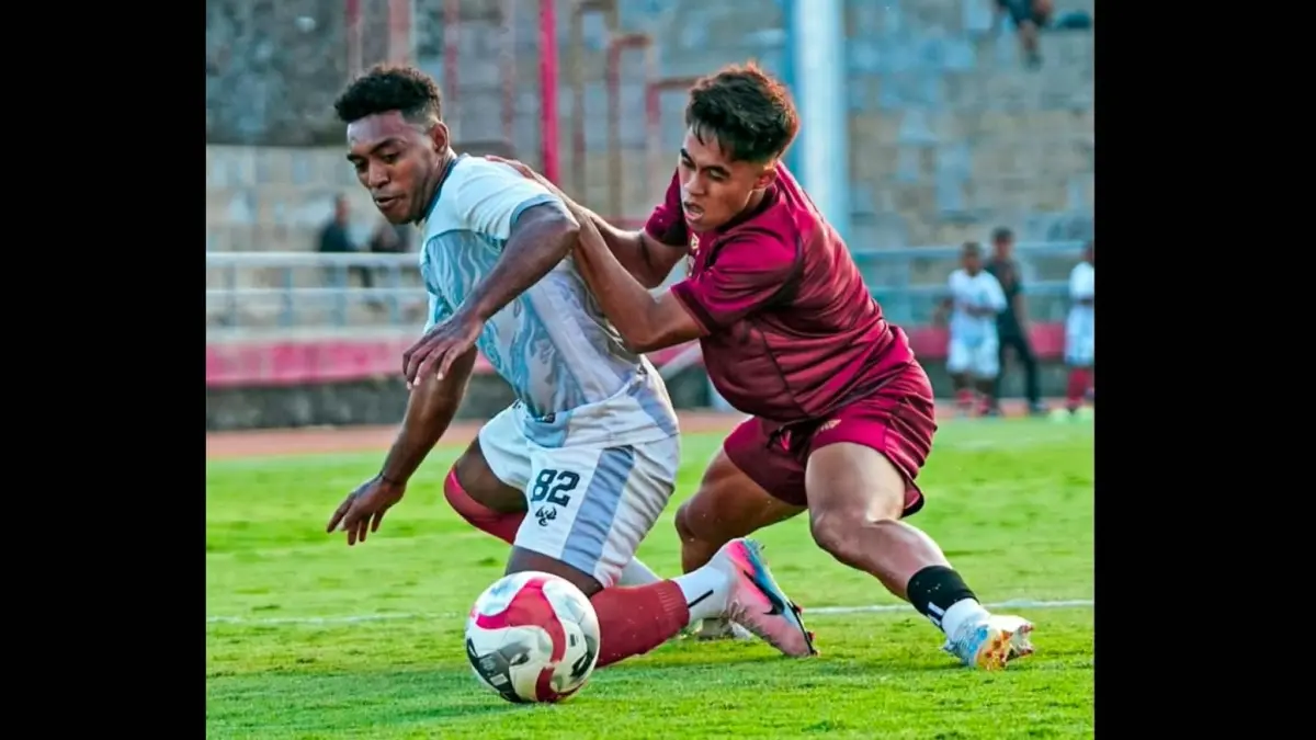 Duel pemain Persipura versus Java United di Stadion Kebogiro Boyolali, Selasa (25/8/2026). (CEPOSONLINE.COM/IG PERSIPURA)