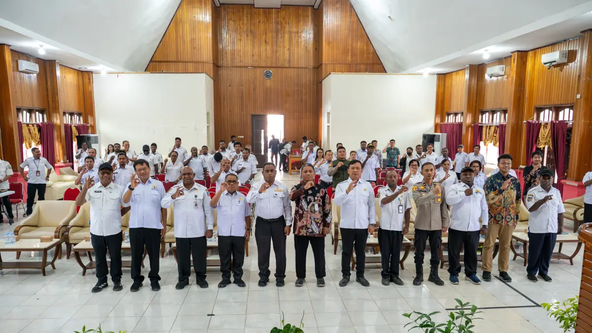 Asisten III Bidang Administrasi Umum Setda Provinsi Papua Tengah, Victor Fun foto bersama dengan narasumber dan peserta pada kegiatan penyusunan Rencana Aksi Daerah (RAD) Tujuan Pembangunan Berkelanjutan (TPB)/Sustainable Development Goals (SDGs) Provinsi Papua Tengah Tahun 2025–2029 di Guest House Nabire, Rabu, (26/8/2026). (CEPOSONLINE.COM/HUMAS PEMPROV)&nbsp;