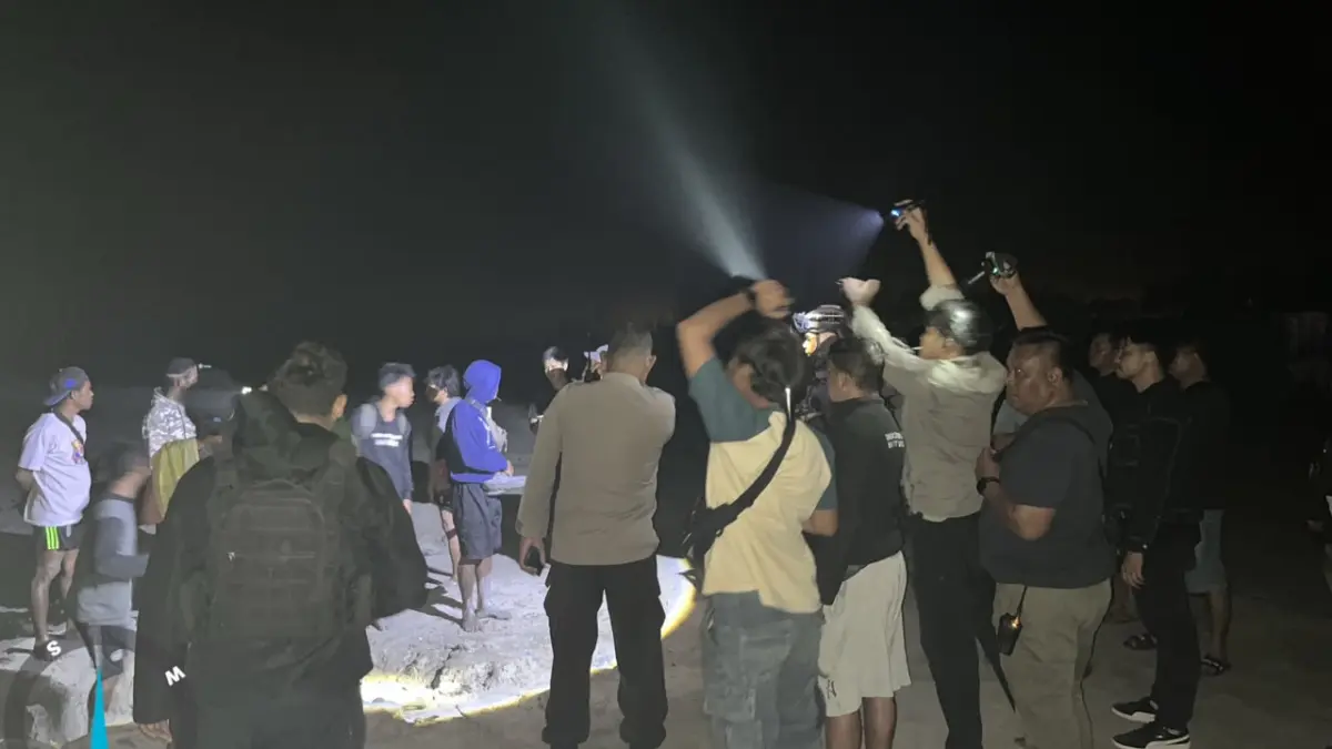 Para pendulang yang hendak dievakuasi oleh aparat kepolisian dari lokasi pendulangan di Mile 21, pada Rabu dini hari (26/8/2026), (Foto: Humas Polres Mimika).