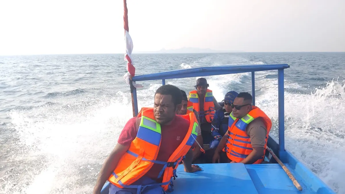 Personel Polda Papua Tengah sisir perairan Nabire dan melakukan pencarian korban perahu serui-waropen yang diduga hilang pada hari Minggu, (23/8/2026). (CEPOSONLINE.COM/HUMAS POLDA Papua Tengah).