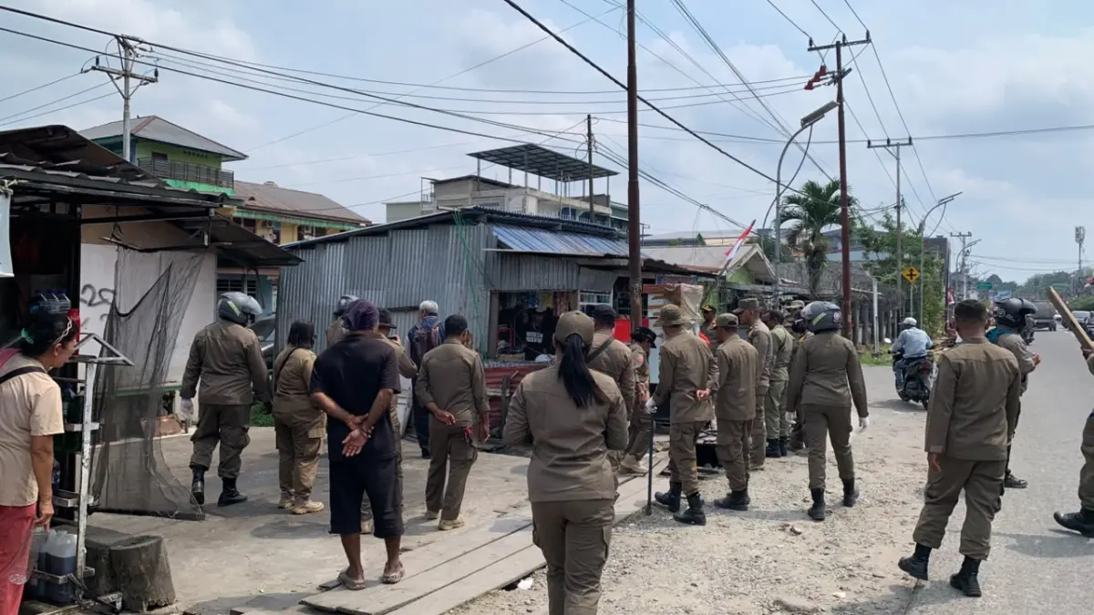 Satpol PP Kabupaten Mimika saat sedang hendak melakukan penertiban di kawasan Jalan Budi Utomo, Rabu (26/8/2026), (Foto: CENDERAWASIH POS/MOH. WAHYU WELERUBUN).