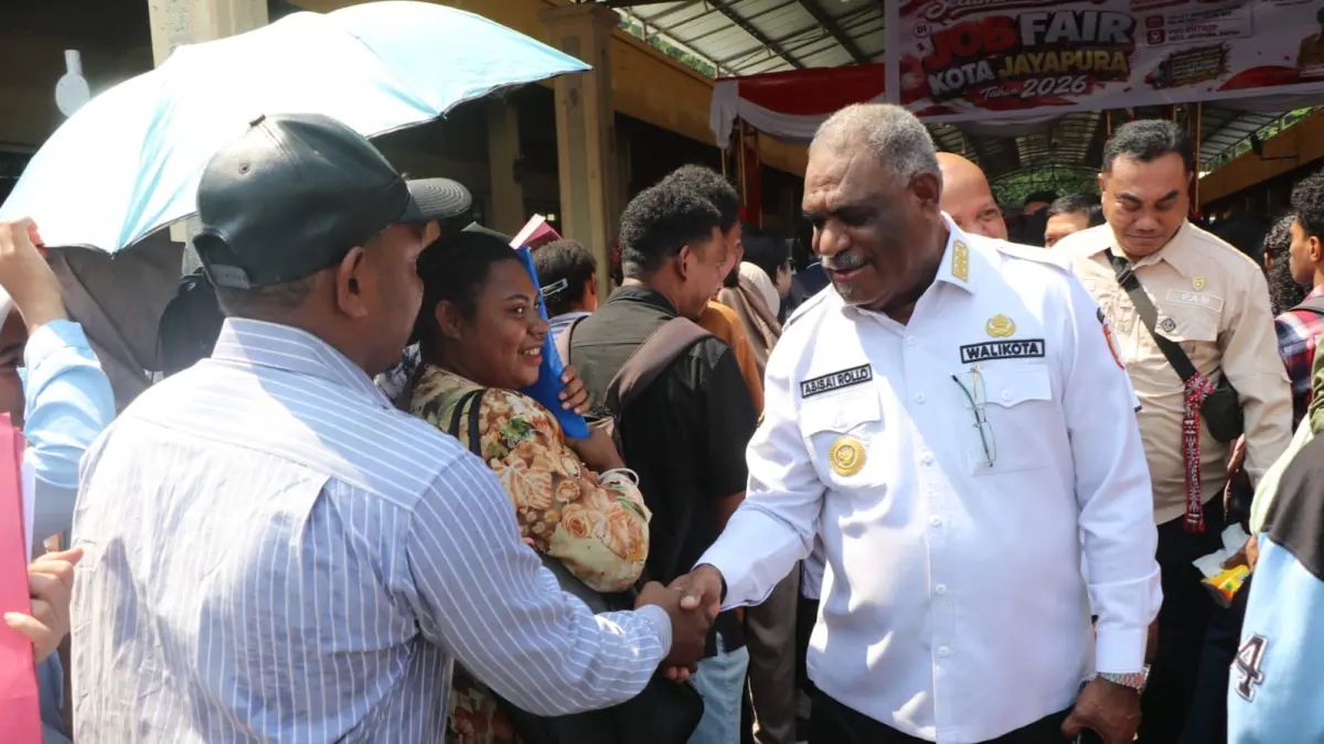Wali Kota Jayapura, Dr. Abisai Rollo saat menyapa para prncaker dusela kegiatan yang berlangsung di PTC, Rabu (26/8/2026).(Foto: Takim/CEPOSONLINE.COM)

