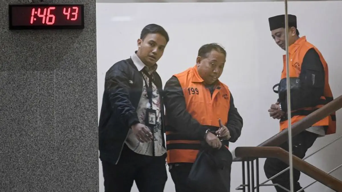 Rektor Universitas Jenderal Soedirman (Unsoed) Akhmad Sodiq (tengah) dan Wakil Rektor Bidang Kemahasiswaan Norman Arie Prayogo (kanan) berjalan menuju mobil tahanan seusai menjalani pemeriksaan di Gedung Merah Putih KPK, Jakarta, Sabtu (22/8/2026) dini hari. (CEPOSONLINE.COM/ANTARA)