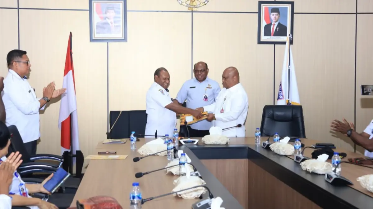 Sekda Provinsi Papua Selatan, Ferdinandus Kainakaimu menyaksikan serah terima jabatan Kepala Dinas Pemuda, Olahraga, Pariwisata dan Ekonomi Kreatif Papua Selatan dari pejabat lama Soleman Jambormias kepada pejabat baru (Plt).(CEPOSONLINE.COM/HUMAS PEMPROV)&nbsp;
