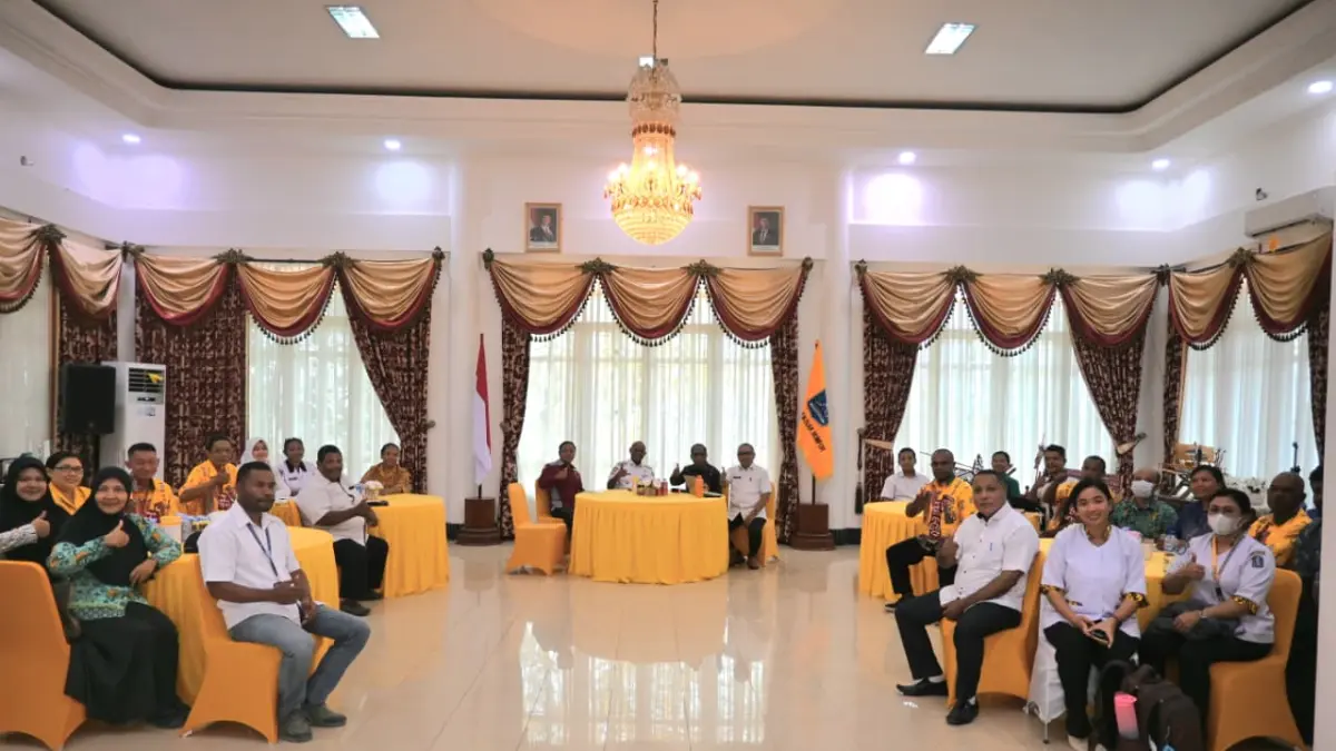 Bupati Markus O. Mansmebra, SH bersama Kepala Dinas Pendidikan dan Kebudayaan Kabupaten Biak Numfor Kamaruddin, S.Pd dan Wakil Ketua DPR Kabupaten Biak Numfor Adrianus Mambobo berbincang-bincang para Kepsek SMK se-Kabupaten Biak Numfor, di Gedung Negara Biak 1, Rabu (26/8/2026).