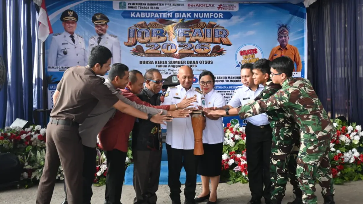 Bupati Biak Numfor Markus Octovianus Mansnembra, SH.,MM bersama pimpinan OPD dan perwakilan dari Forkopimda Kabupaten Biak Numfor membuka Job fair (bursa kerja), di Hanggar Lanud Manuhua, Rabu (26/8).