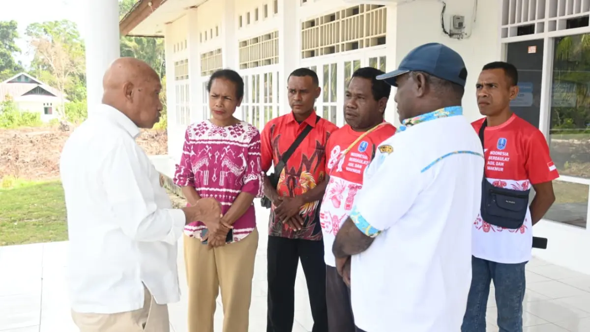 Bupati Markus Octovianus Mansnembra, SH.,MM berbincang-bincang dengan pegawai yang ada di Distrik Poiru, Pulau Numfor, pekan lalu.