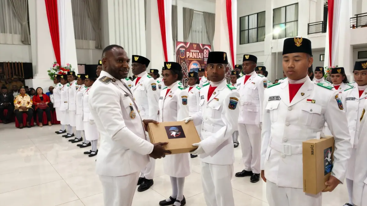 Bupati Paniai Bupati Paniai, Yampit Nawipa, Amd.Tek saat menyerahkan laptop sebagai bentuk apresiasi kepada anggota Paskibraka yang telah sukses melaksanakan tugas pengibaran bendera merah putih, pada Senin (17/8/2026)&nbsp;
(CEPOSONLINE.COM/Humas Pemkab Paniai)&nbsp;