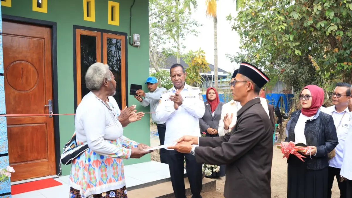 Chresensia Yolmen menerima bantuan rumah layak huni dari Yayasan Shiddiqiyah yang diserahkan di Kurik, Kabupaten Merauke, Rabu (26/8/2026). Penyerahan bantuan tersebut disaksikan Gubernur Papua Selatan, Apolo Safanpo.(CEPOSONLINE.COM/HUMAS PEMPROV)&nbsp;