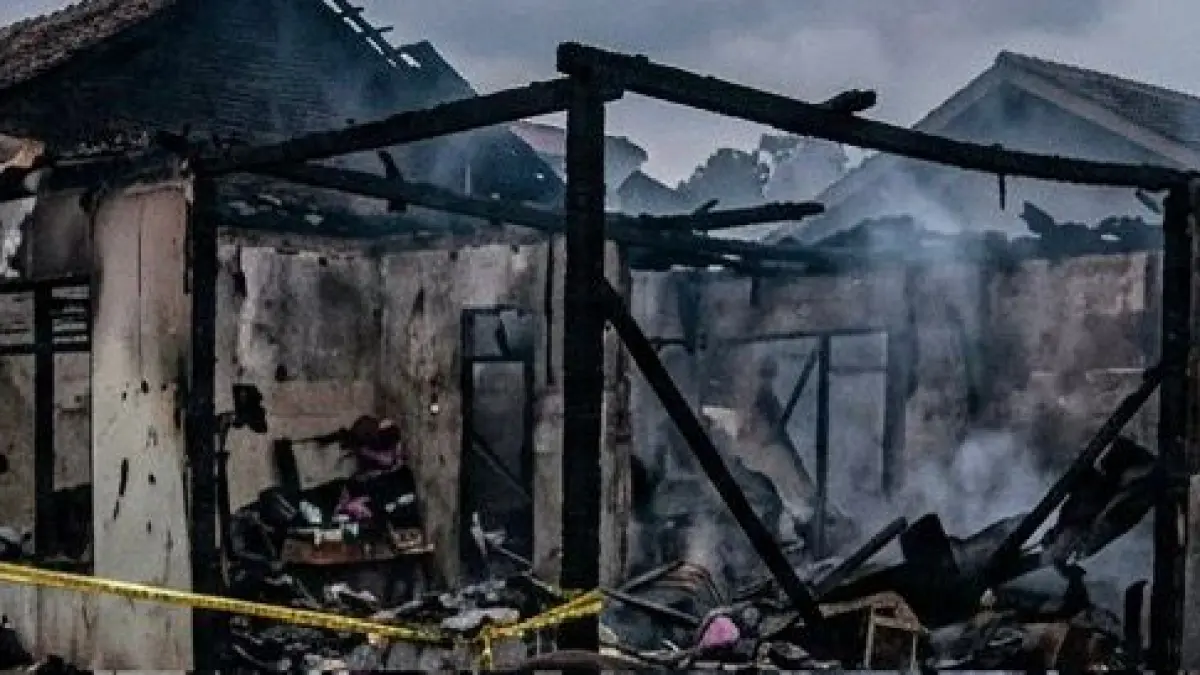Di lokasi kebakaran, terlihat puing-puing atap bangunan rumah yang berserakan di lantai usai dilanda kebakaran. (CEPOSONLINE.COM/BPBD MIMIKA).&nbsp;