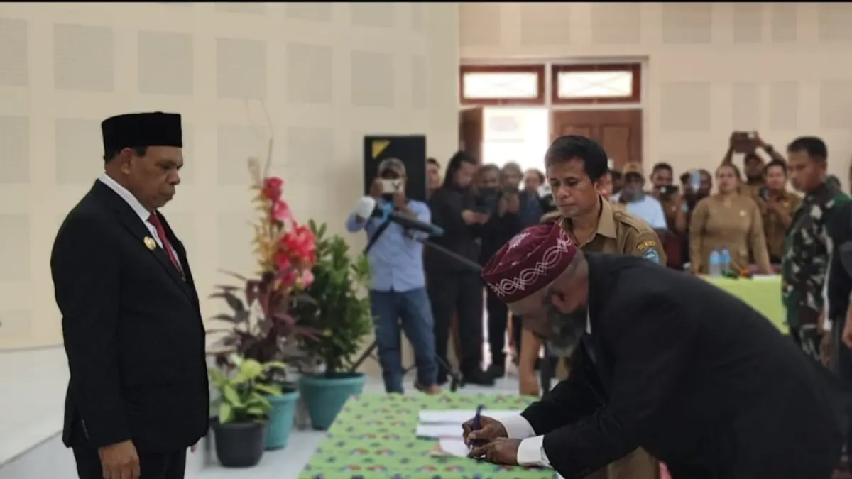 Didimus Wandik, S. Pd, M.Si resmi dilantik oleh Bupati Yalimo Nahor Nekwek di Aula Badan Keuangan Daerah, Elelim, Senin (24/8/2026). (CEPOSONLINE.COM/PROKOPIM SETDA YALIMO)&nbsp;



