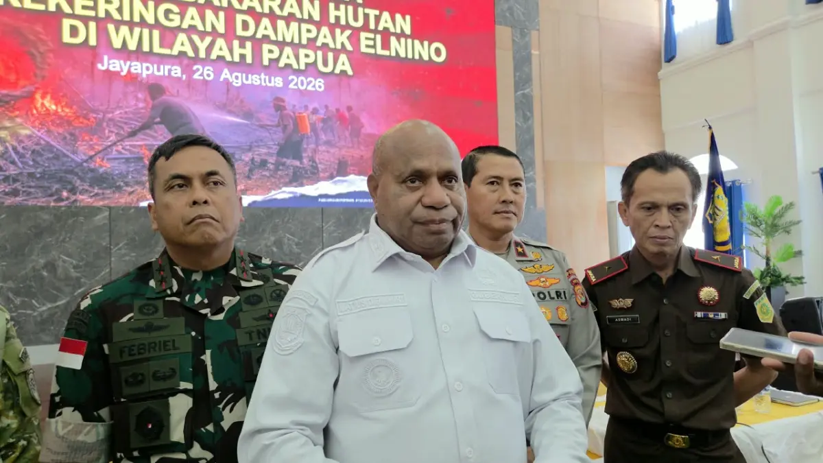 Gubernur Papua, Matius D Fakhiri saat memberikan keterangan pers usai Rakor Forkopimda terkait kebakaran hutan dan kekeringan di wilayah Papua, di Gedung Negara, Kota Jayapura, Rabu (26/8/2026).(CEPOSONLINE.COM/ELFIRA).