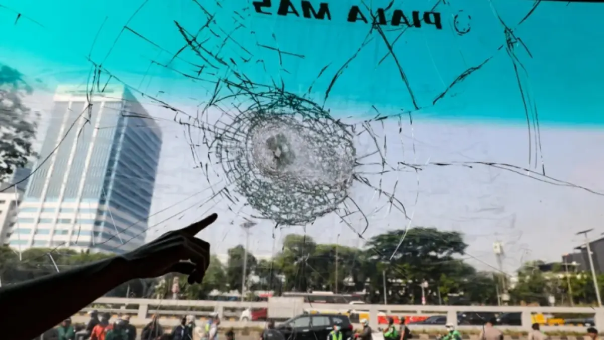 Kondisi kaca mobil bus Aliansi Masyarakat Pati Bersatu (AMPB) yang pecah dilempar orang tidak di kenal di depan Kompleks Parlemen, Senayan, Jakarta, Senin (24/8/2026). (Hanung Hambara/Jawa Pos)